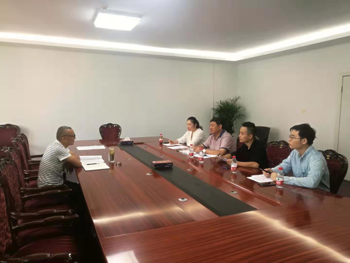 為盡快落實公租房運營管理購買服務，今天上午市安居公司總經(jīng)理陶永午與中標單位建設銀行建信公司就合同簽訂、人員配備和介入管理事宜進行商談。.jpg