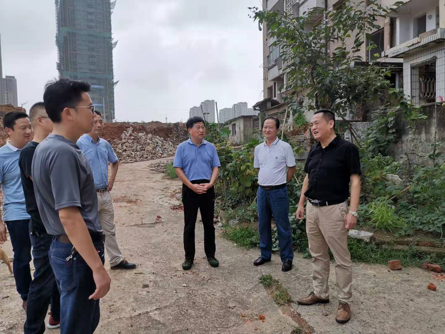 為加快方家沖、造紙廠和桂花園新安置區(qū)建設(shè)，2019年9月5日下，市城建集團(tuán)總經(jīng)理衛(wèi)民陪同市政府副秘書長劉陳寅深入項目建設(shè)現(xiàn)場，調(diào)度推進(jìn)安置區(qū)征遷工作.jpg