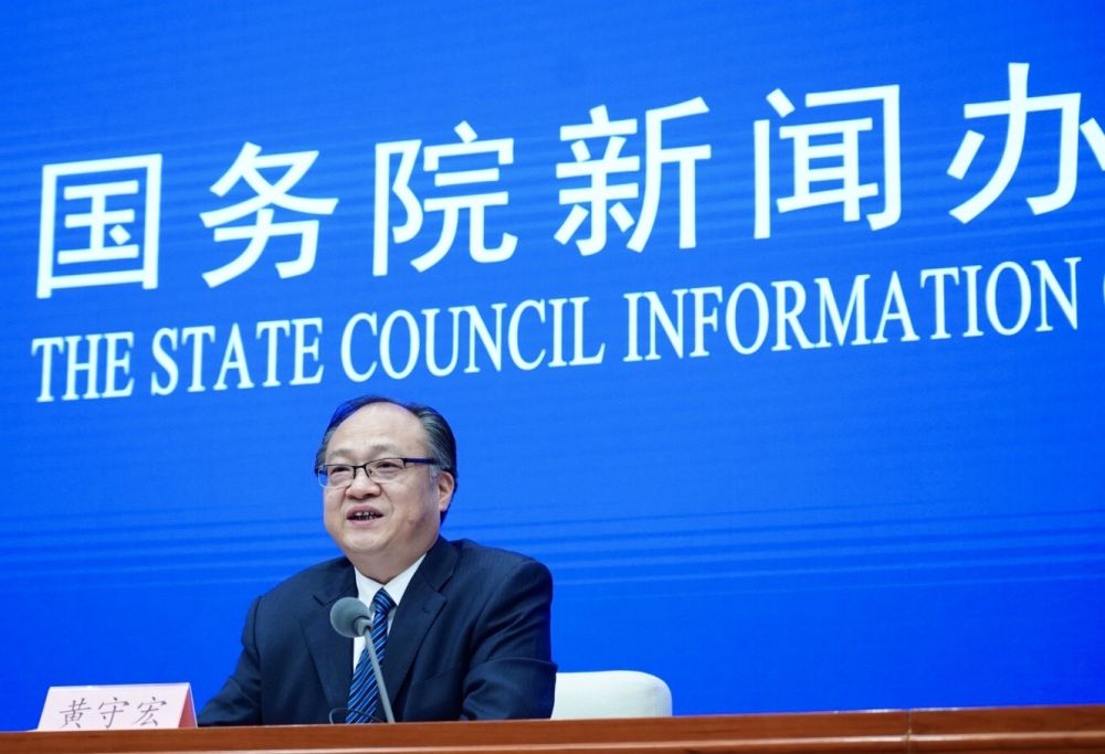 5月22日，國務(wù)院新聞辦邀請政府工作報告起草組負(fù)責(zé)人、國務(wù)院研究室主任黃守宏解讀政府工作報告有關(guān)情況。新華社記者　陳建力　攝