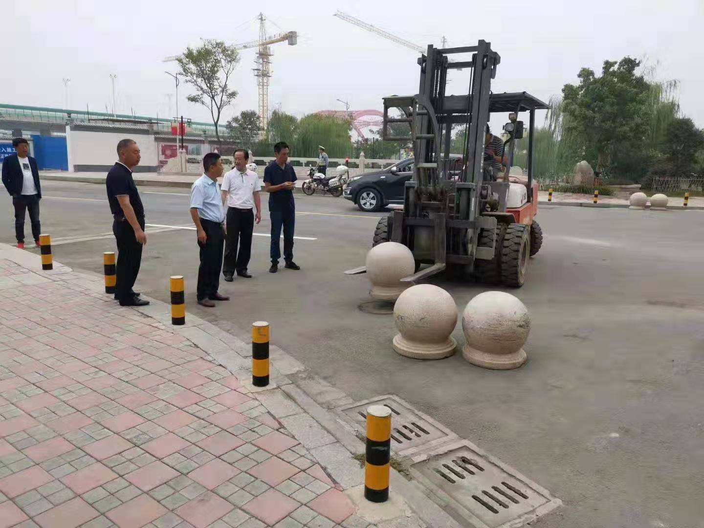 為向新中國成立七十周年獻禮，市城建集團攻堅克難，實現(xiàn)了北門棚改區(qū)域民生路10月1日零時順利通車。國慶假期，市城建集團堅持做好一線工作，在與交警部門共同做好民生路通車保障工作外，抓細節(jié)，抓落實，確保其他各項工作有序推進。.jpg